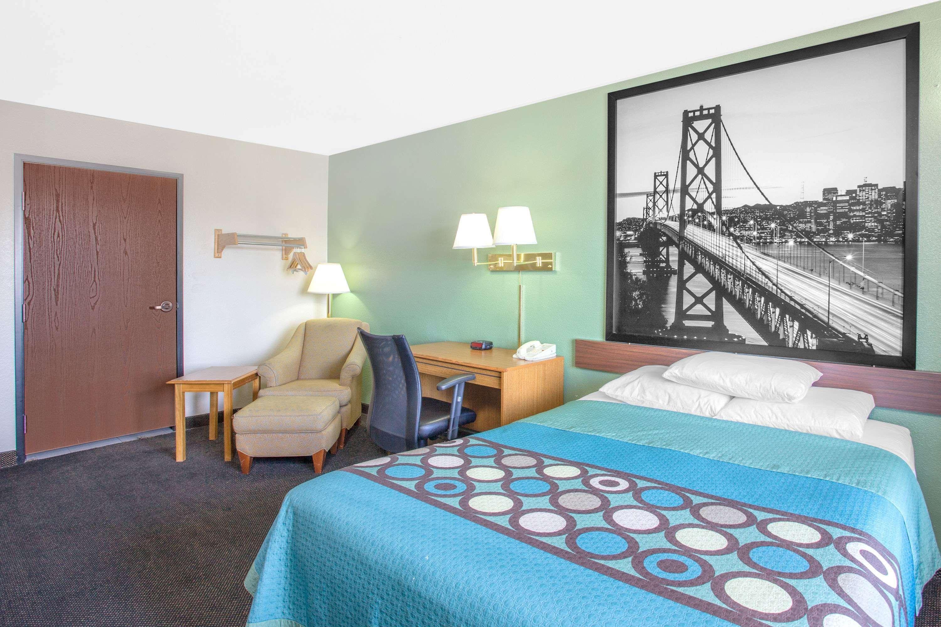 Super 8 By Wyndham Hotel