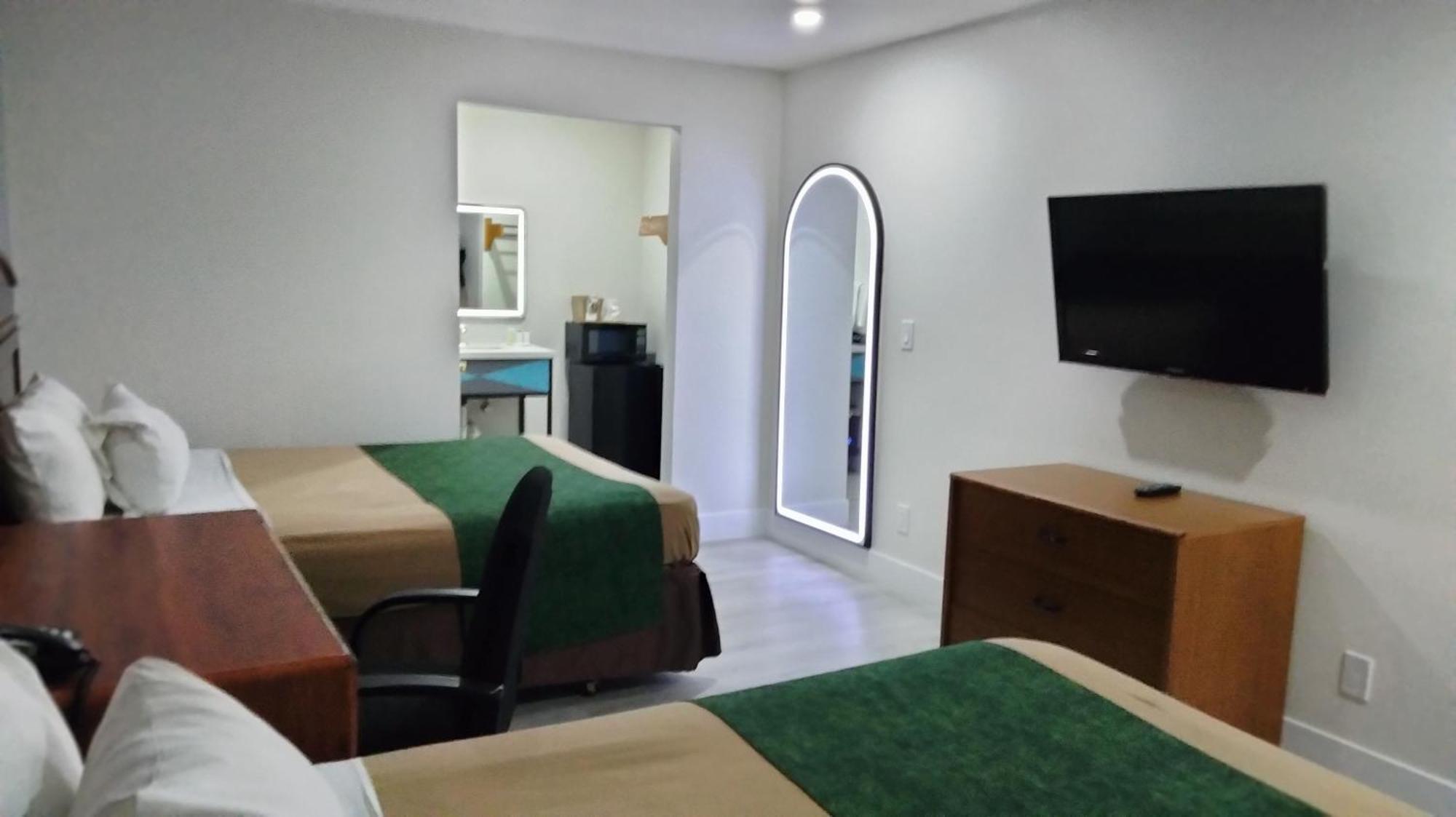 Super 8 By Wyndham Hotel