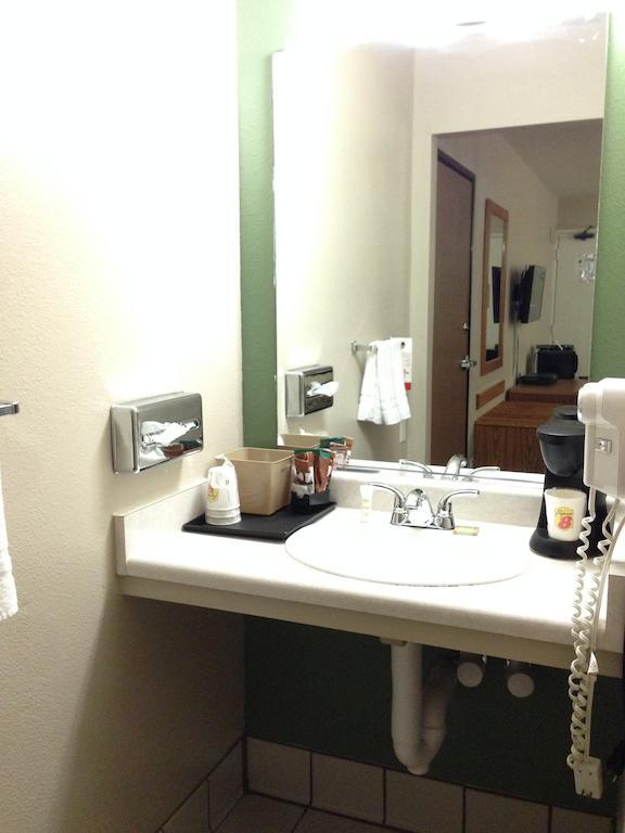 Super 8 By Wyndham Barstow
